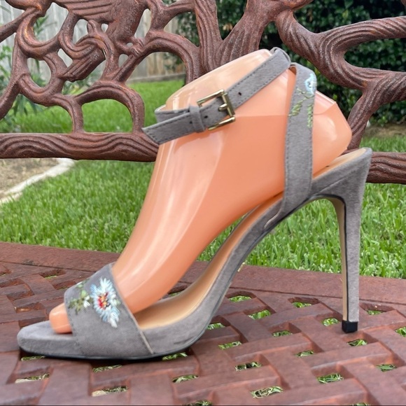 💋Bebe Gray Embroidered Floral Ankle Strap Faux Suede Open Toe Heels - Picture 3 of 15